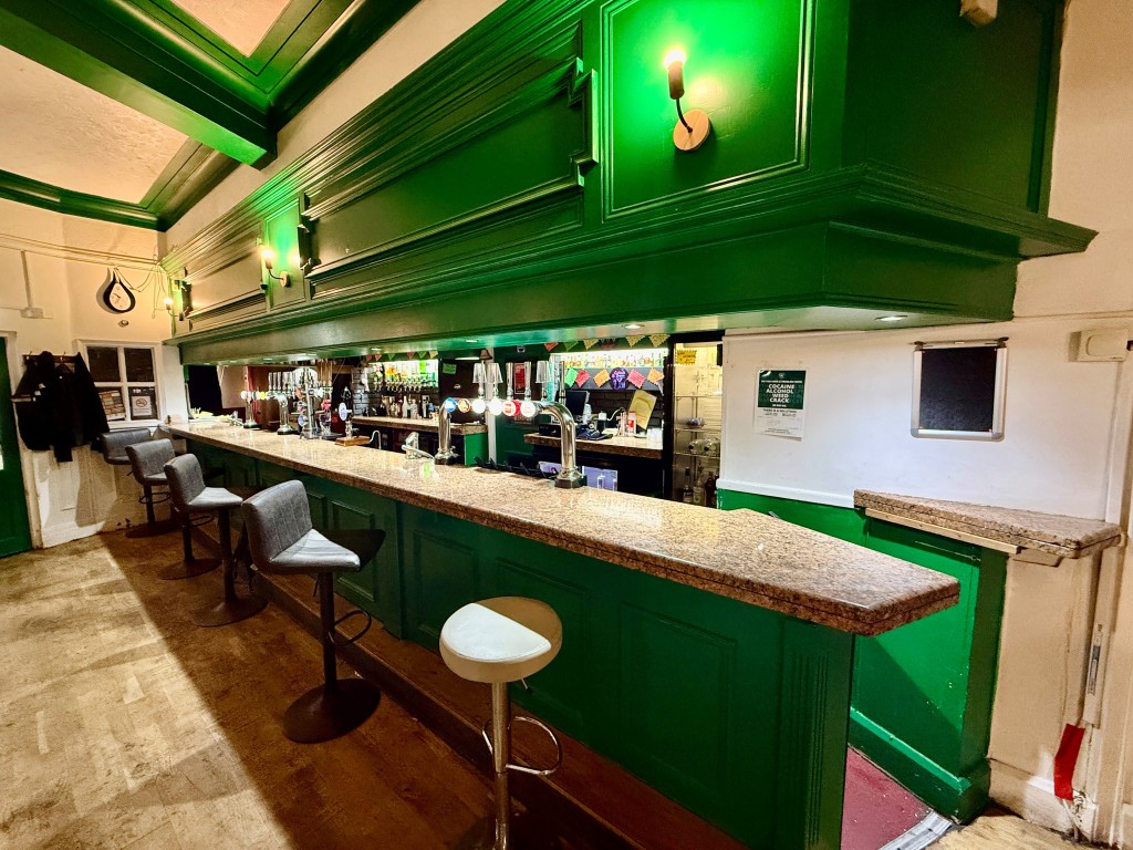 Lot: 45 - COMMERCIAL INVESTMENT WITH PLANNING FOR CONVERSION OF UPPER PARTS - Pub - Bar area